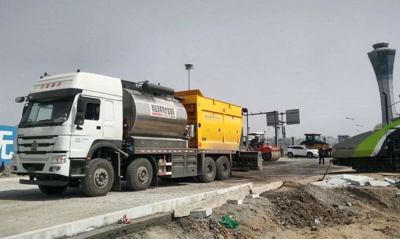 億龍同步封層車(chē)助力西安機場(chǎng)、北京城郊路面建設