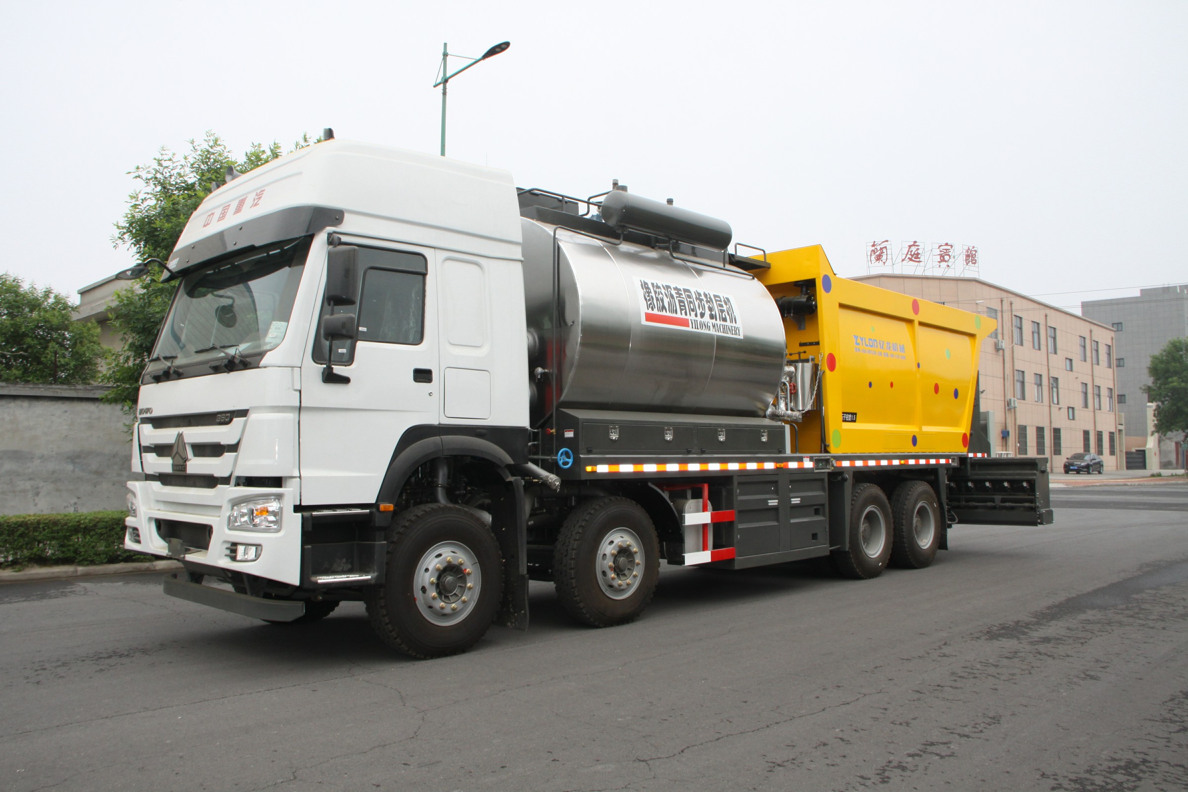 同步碎石封層車(chē)廠(chǎng)家解說(shuō)瀝青用在哪些地方？